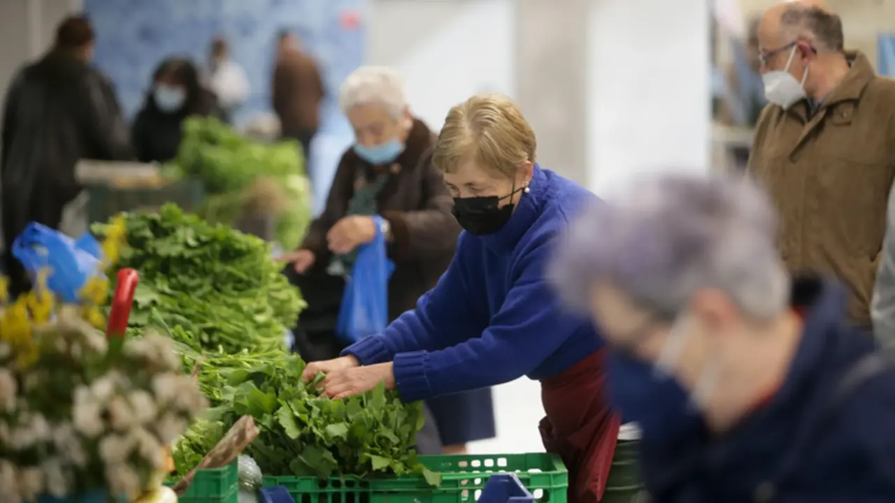 <p> Varias personas en un puesto local de verduras y productos del campo, en el mercado tradicional de la Plaza de Abastos de Lugo, a 22 de marzo de 2022, en Lugo, Galicia (Espa&ntilde;a). - Carlos Castro - Europa Press </p>