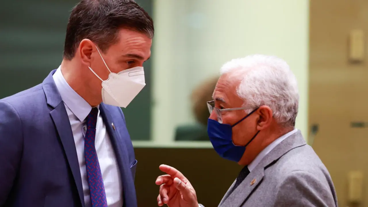 <p> El presidente del Gobierno, Pedro S&aacute;nchez, y el primer ministro portugu&eacute;s, Antonio Costa - Mario Salerno/EU Council/dpa </p>