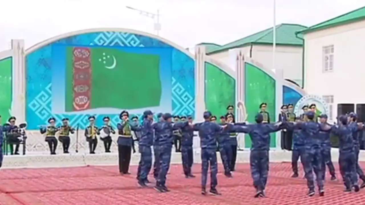 <p> Los militares recibiendo al nuevo presidente de Turmekist&aacute;n </p>