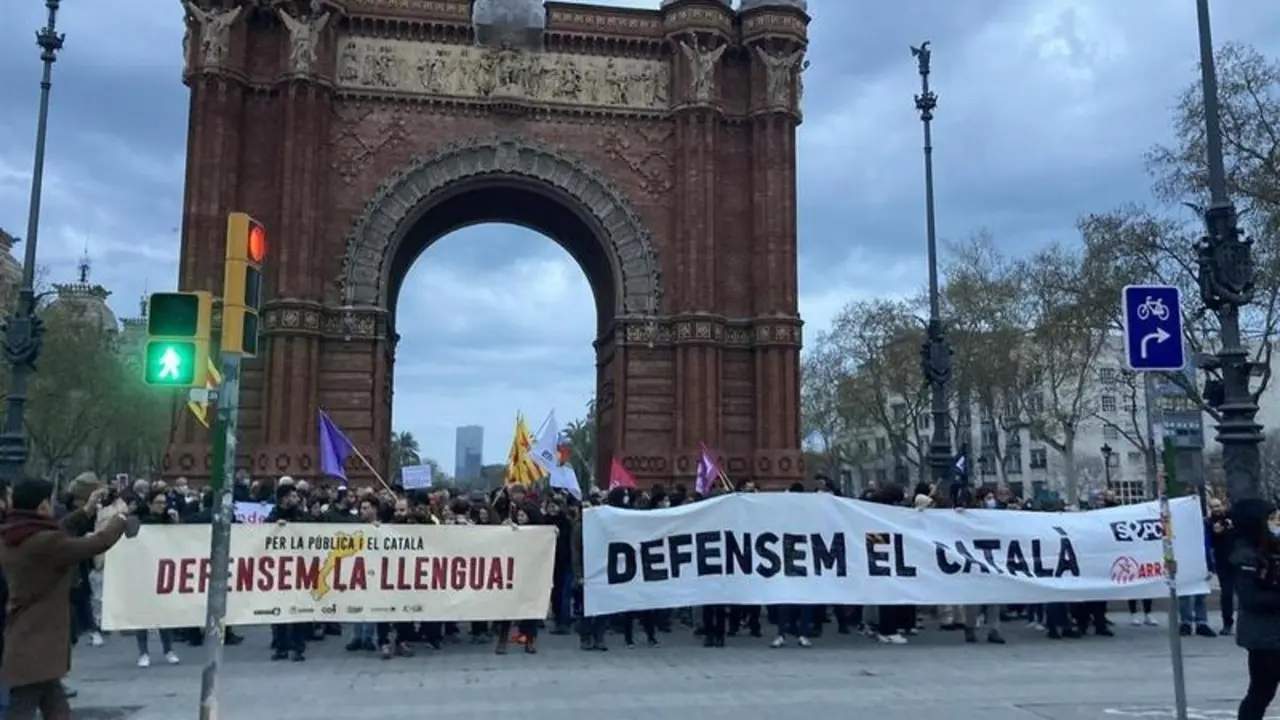 <p> Manifestaci&oacute;n en Barcelona contra la proposici&oacute;n de ley sobre el catal&aacute;n </p>