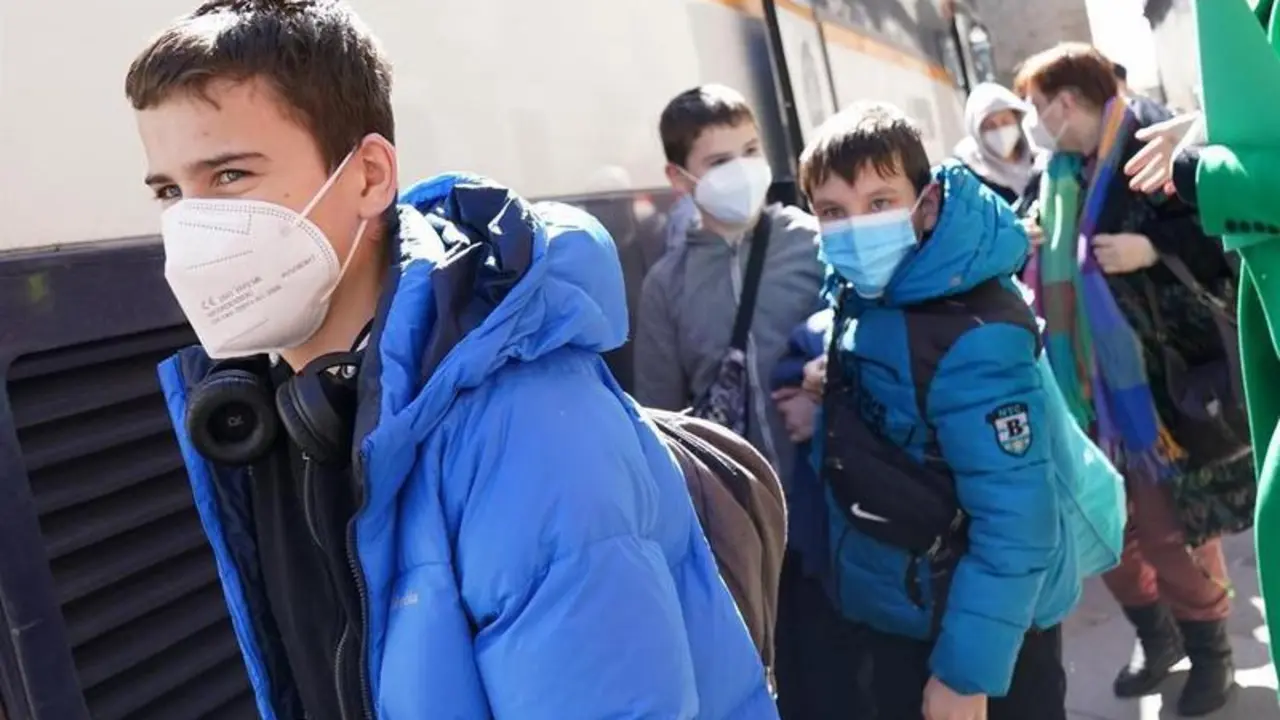 <p> Un grupo de tres ni&ntilde;os refugiados ucranianos a su llegada en un autob&uacute;s con 47 personas ucranianas a Santiago de Compostela </p>