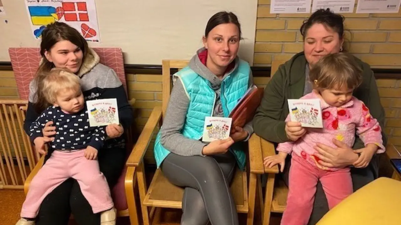 <p> refugiados ucranianos con el libro </p>