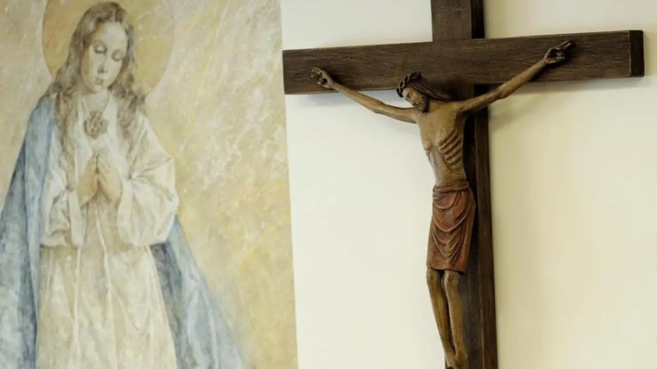 <p> Cuadro de la Virgen Mar&iacute;a y crucifijo de Cristo en la Casa de la Iglesia, en Madrid. Fuente: Europa Press </p>