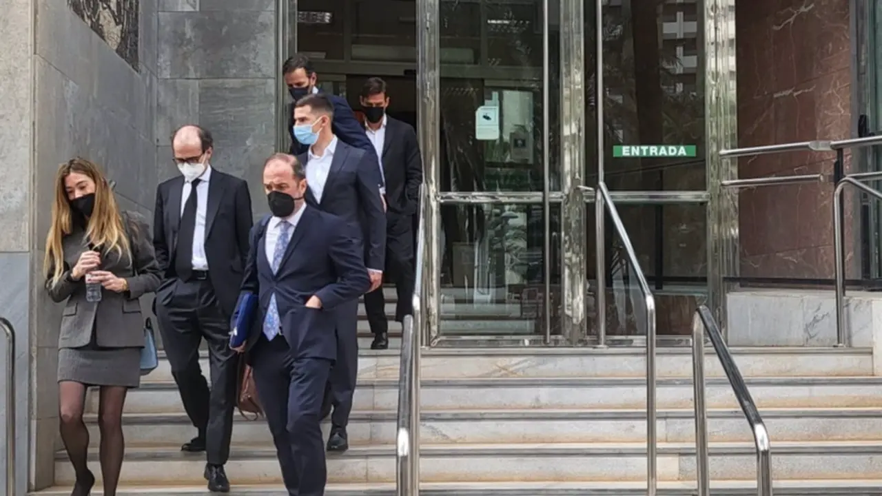 <p> Los futbolistas Santi Mina y David Goldar abandonan la Audiencia Provincial de Almer&iacute;a junto a sus abogados en el primer d&iacute;a del juicio al que asisten acusados de un delito de agresi&oacute;n sexual. - EUROPA PRESS </p>