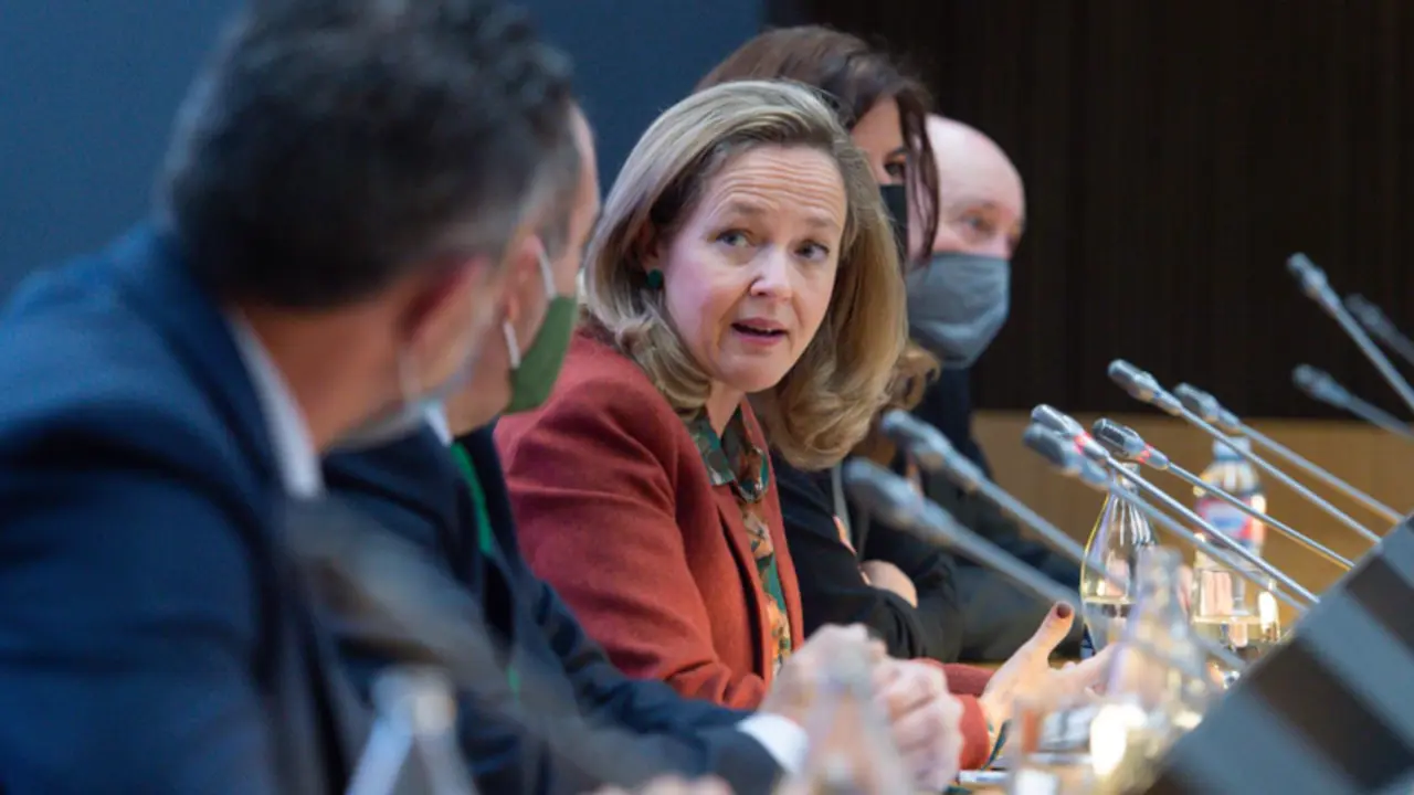 <p> La vicepresidenta primera y ministra de Asuntos Econ&oacute;micos y Transformaci&oacute;n Digital, Nadia Calvi&ntilde;o (c), interviene en la clausura de la Asamblea General de la Asociaci&oacute;n de Trabajadores Aut&oacute;nomos (ATA), en la sede de la CEOE, a 28 de marzo de 2022. - Gustavo Valiente - Europa Press </p>