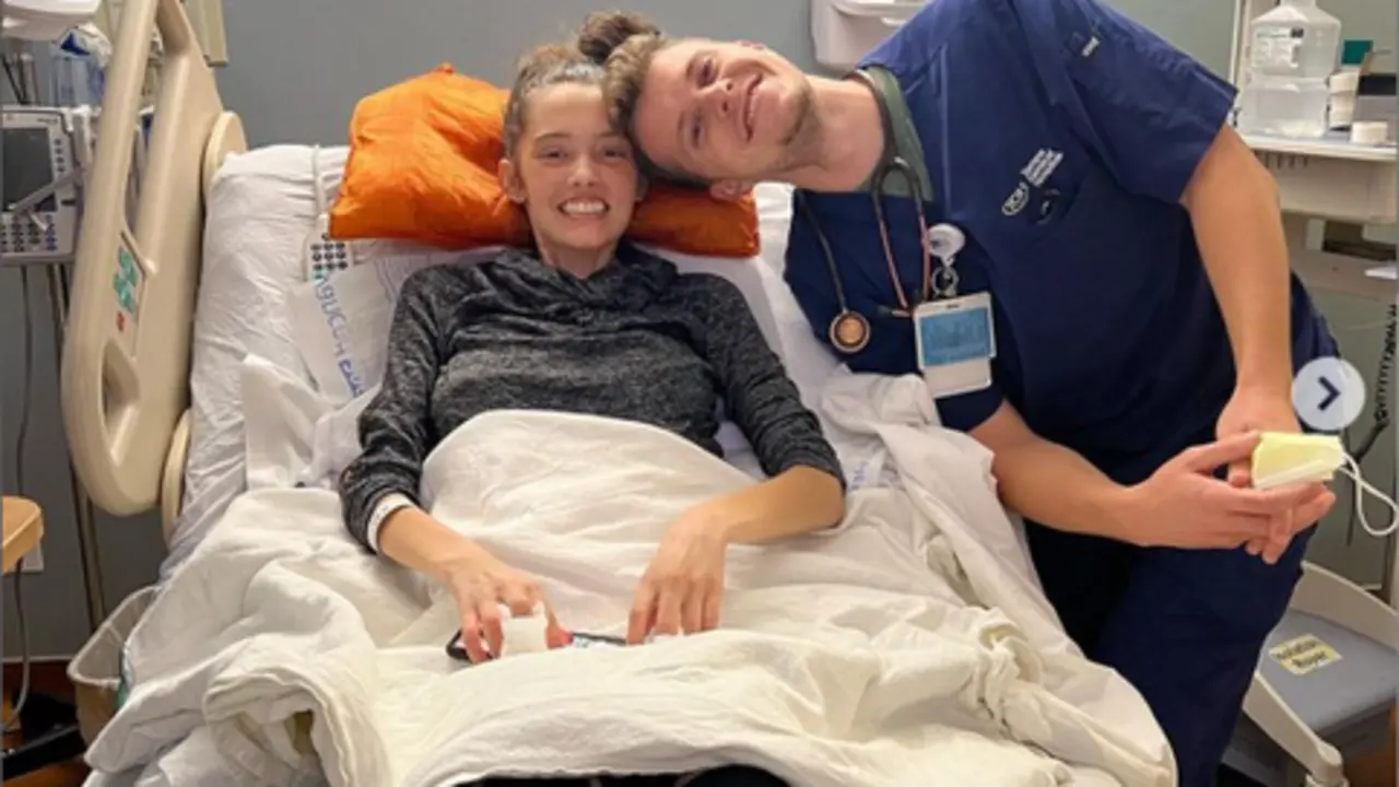 <p> Claire Brigdes en el hospital tras la amputaci&oacute;n de ambas piernas. Fuente: Instagram </p>