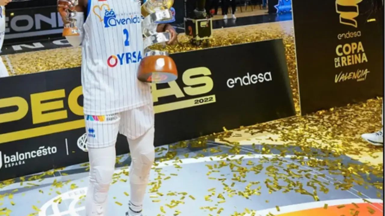 <p> Kahleah Copper con el trofeo de la Copa de la Reina </p>