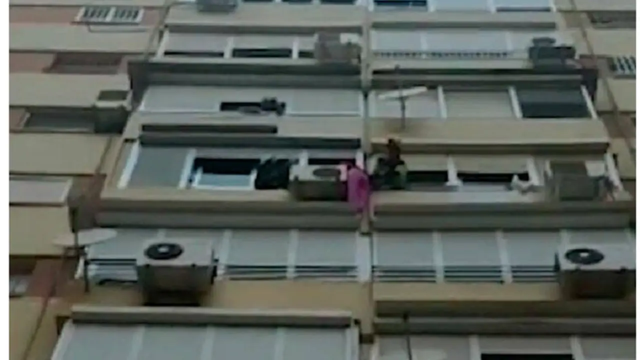 <p> Momento del rescate. EMERGENCIAS SEVILLA </p>