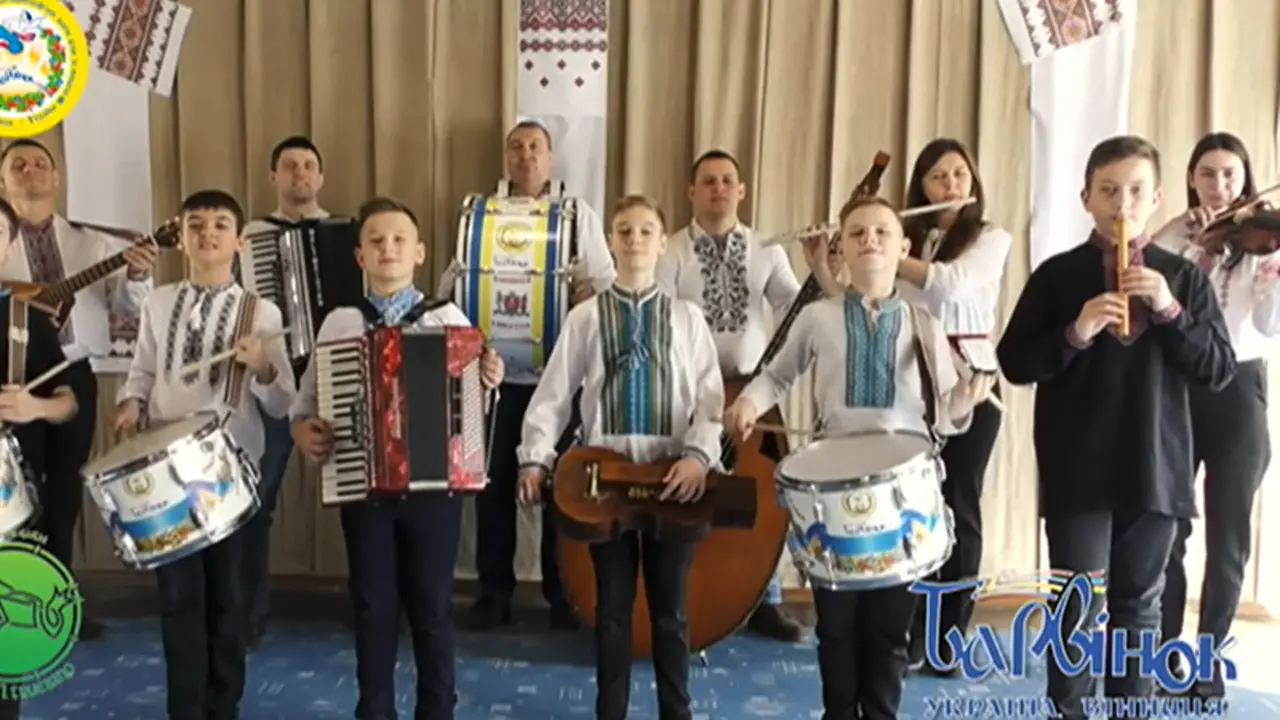 <p> La banda ucraniana tocando el himno de Asturias. Fuente: Telecinco </p>