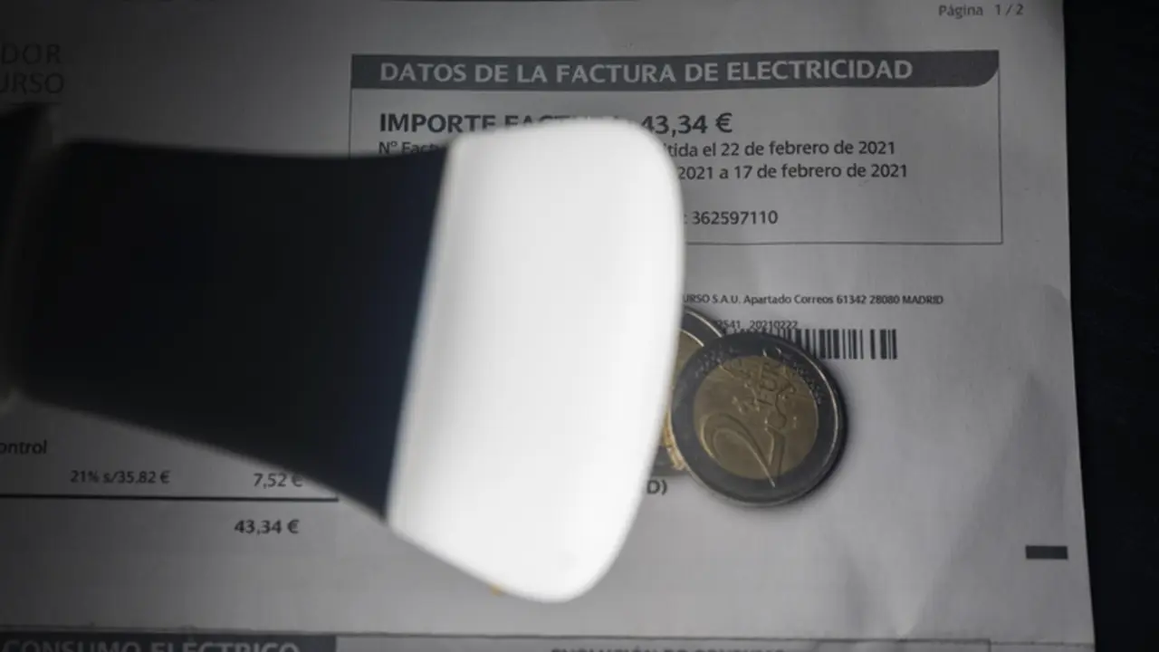 <p> Archivo - Una l&aacute;mpara refleja el importe de una factura el d&iacute;a en que el precio de la luz ha marcado un m&iacute;nimo por primera vez en dos meses, a 27 de diciembre de 2021, en Madrid, (Espa&ntilde;a). - Eduardo Parra - Europa Press - Archivo </p>