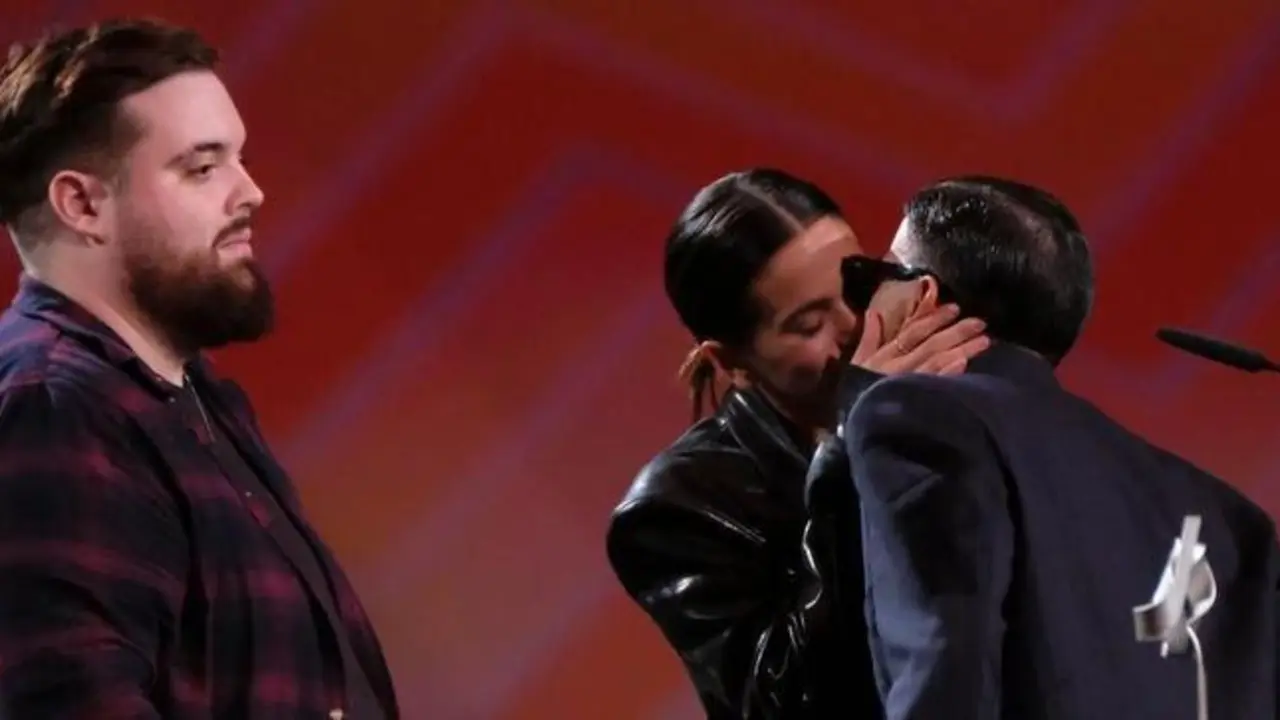 <p> El momento del beso entre Rosal&iacute;a e Rauw Alejandro junto a Ibai Llanos </p>