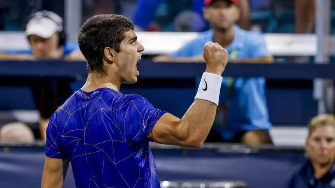 <p> Carlos Alcaraz celebrando uno de los puntos contra Kecmanovic </p>