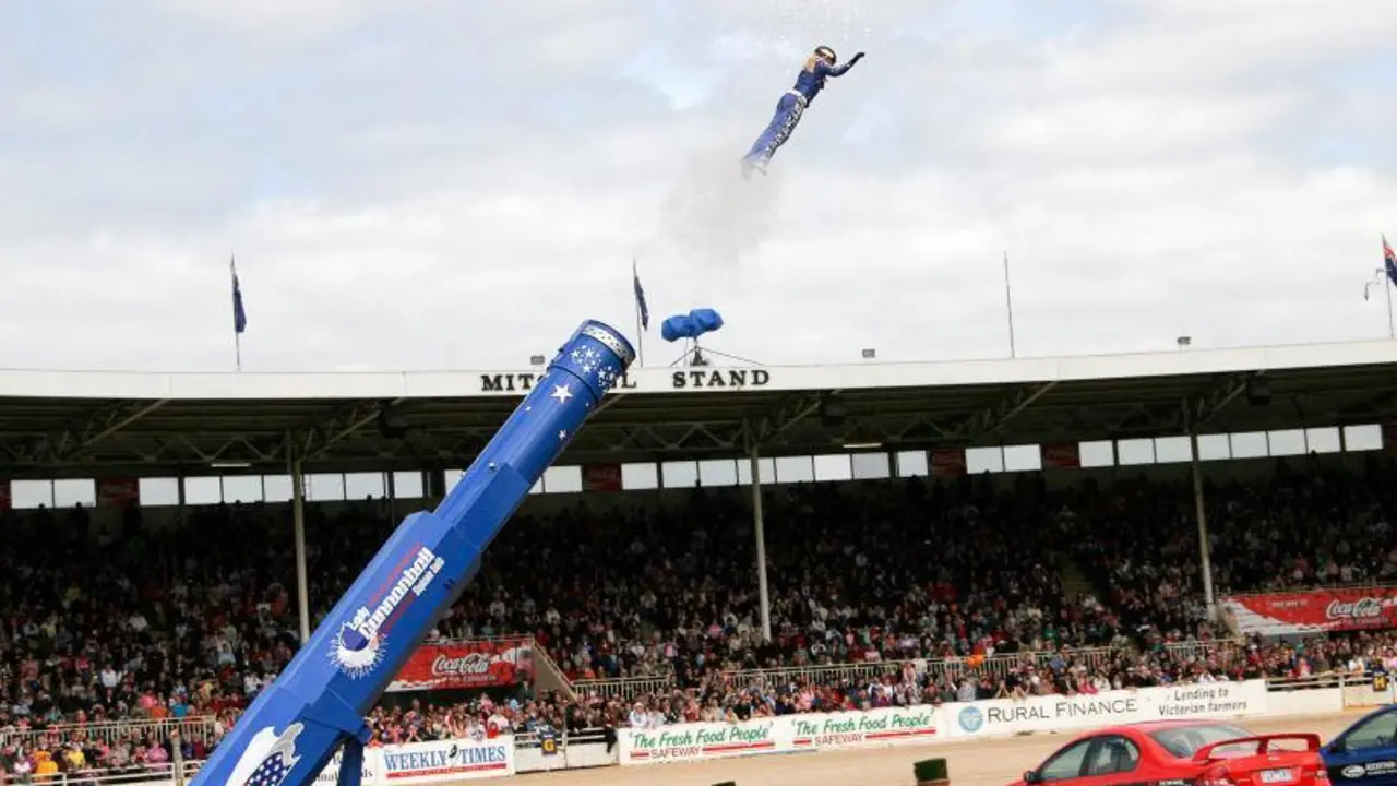 <p> David Smith, el hombre bala siendo disparado del ca&ntilde;&oacute;n </p>