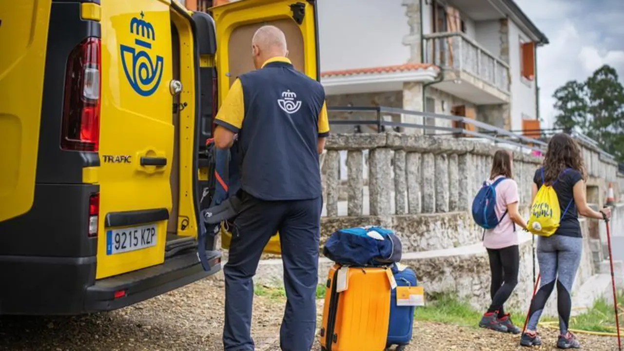<p> Correos facilitando el Paq Mochila. Fuente: Correos </p>