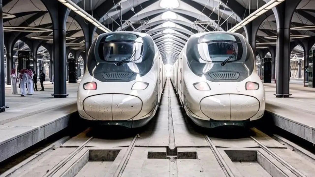 <p> Trenes Haramain o 'AVE a la Meca' en una estaci&oacute;n de la l&iacute;nea - RENFE - Archivo </p>