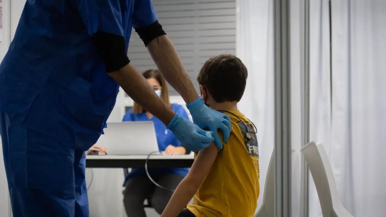 <p> Archivo - Un ni&ntilde;o recibe la vacuna contra el Covid-19, en la Fira de Barcelona, a 15 de diciembre de 2021, en Barcelona, Catalunya (Espa&ntilde;a). - David Zorrakino - Europa Press - Archivo </p>