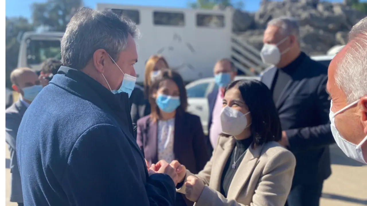 <p> La ministra de Sanidad, Carolina Darias, visita Villaluenga del Rosario junto al secretario general del PSOE-A, Juan Espadas - MINISTERIO DE SANIDAD </p>