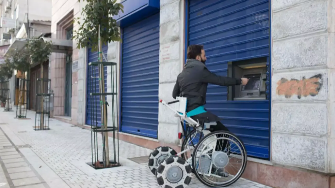 <p> Laddroller, la silla de ruedas el&eacute;ctrica que se eleva y permite mirar directamente a los ojos </p>