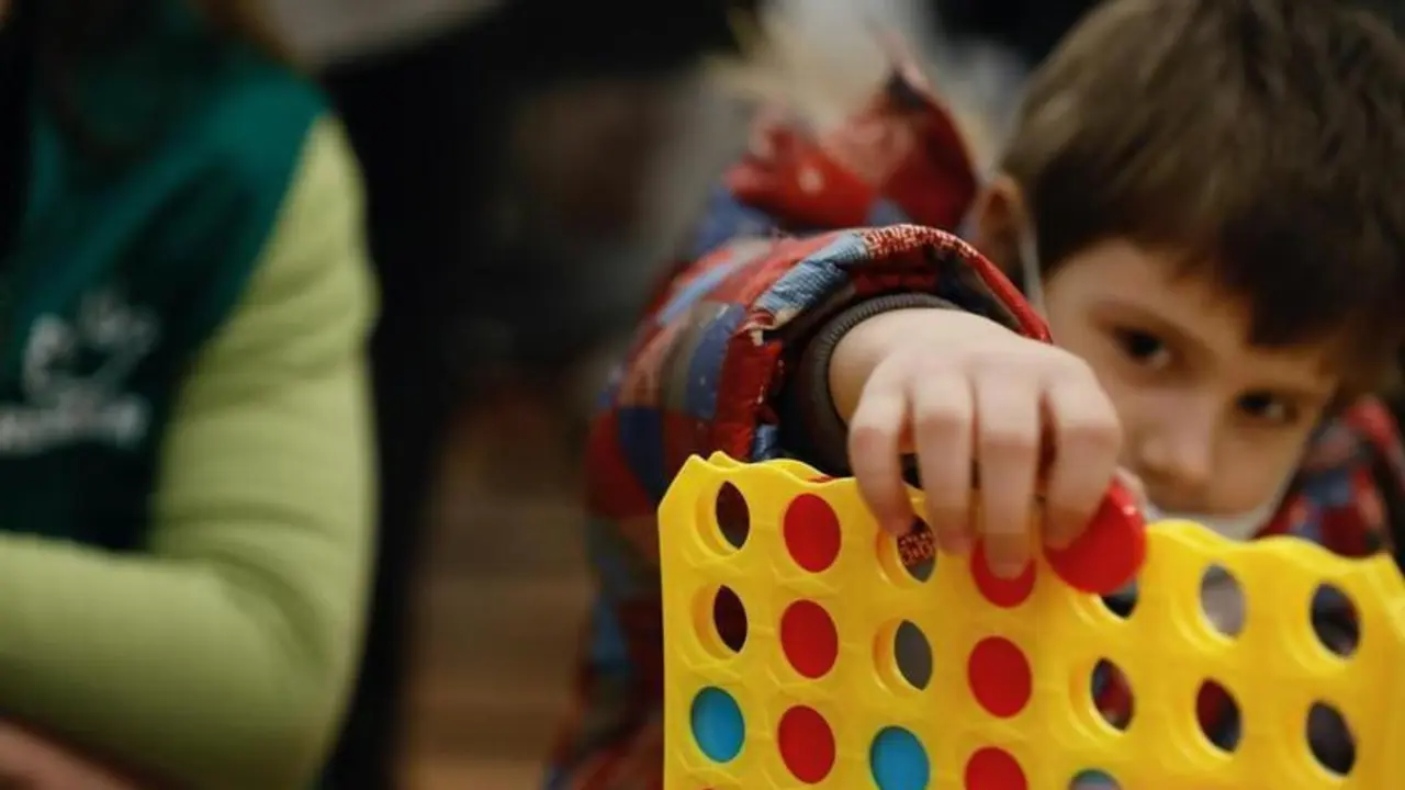 <p> Un ni&ntilde;o refugiado juega, a su llegada a la sede de REMAR en Madrid tras haber finalizado un viaje organizado por REMAR RUMAN&Iacute;A para escapar de Ucrania, a 17 de marzo de 2022 </p>