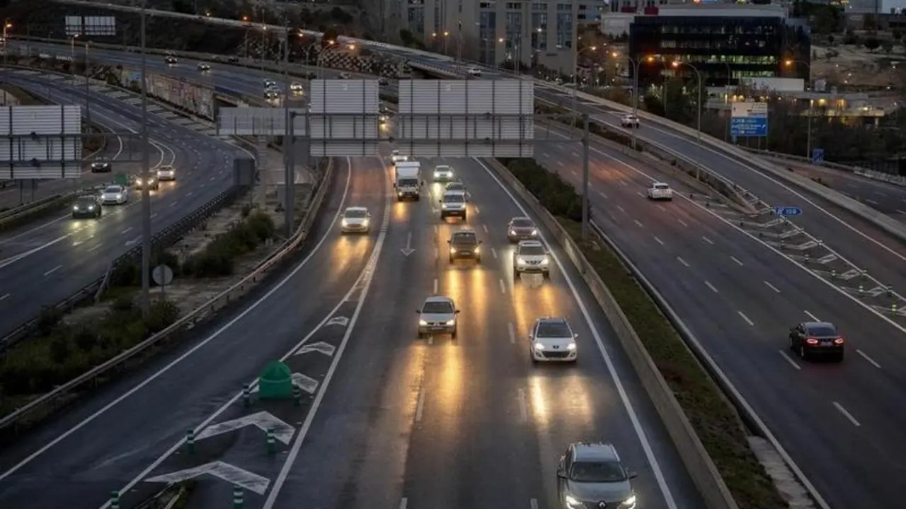 <p> Fallecen 12 personas en las carreteras durante el puente </p>