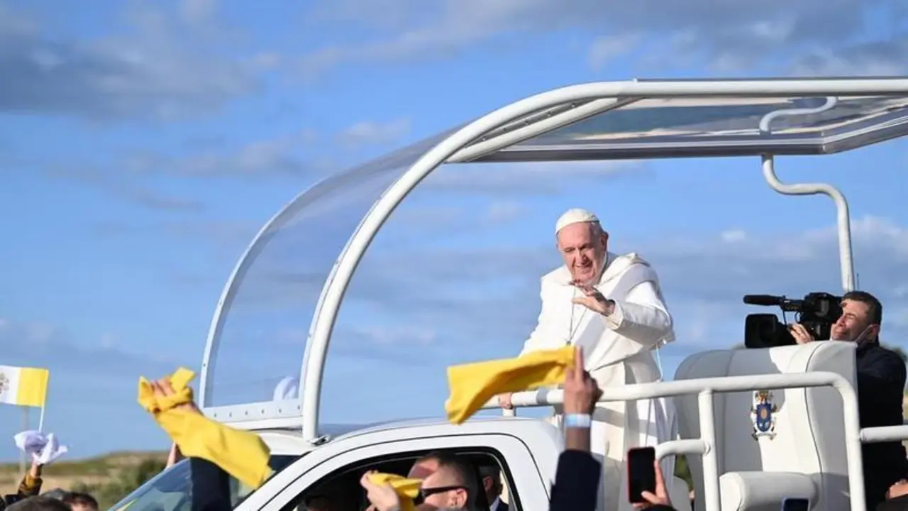 <p> El Papa durante su viaje a Malta. Fuente: Europa Press </p>