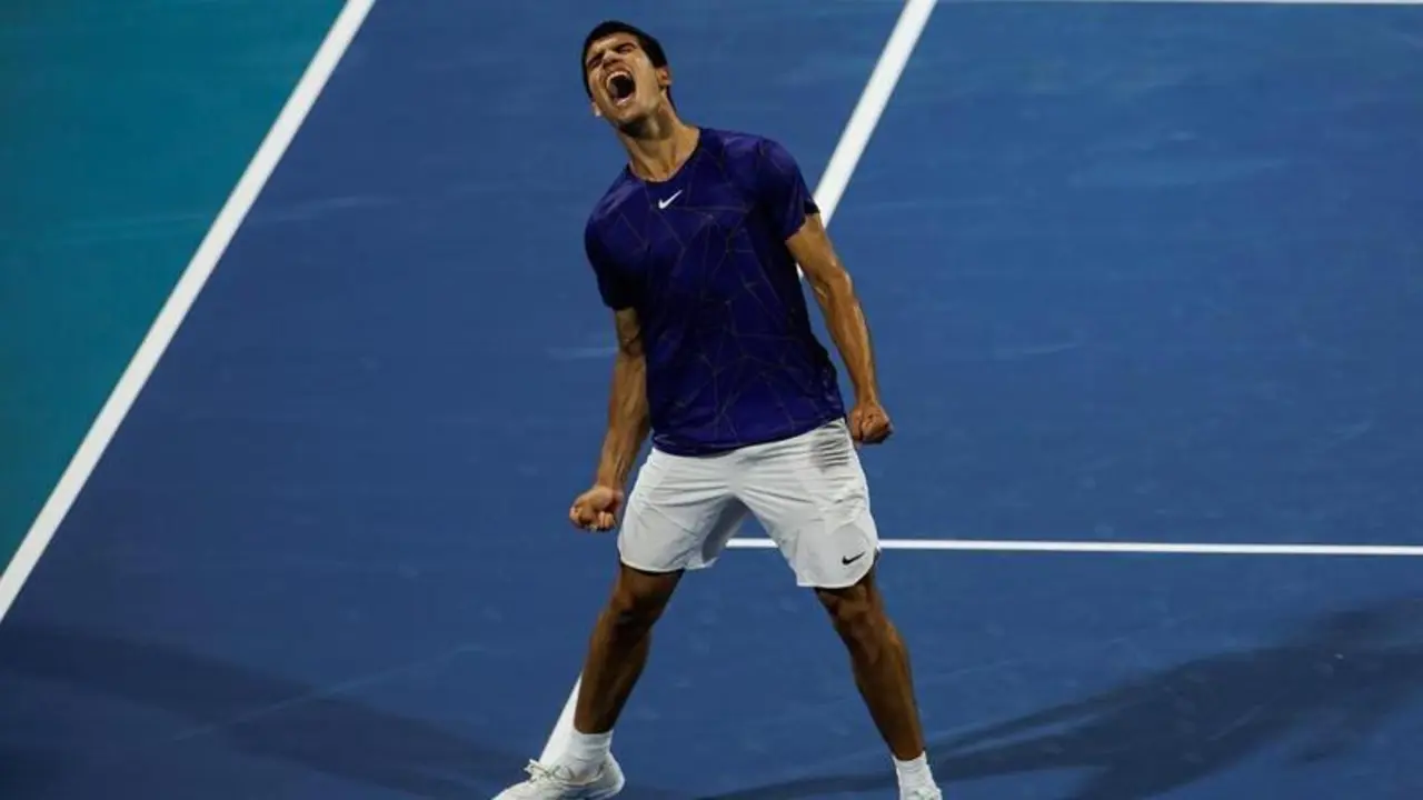 <p> Carlos Alcaraz celebrando su campeonato en Miami </p>