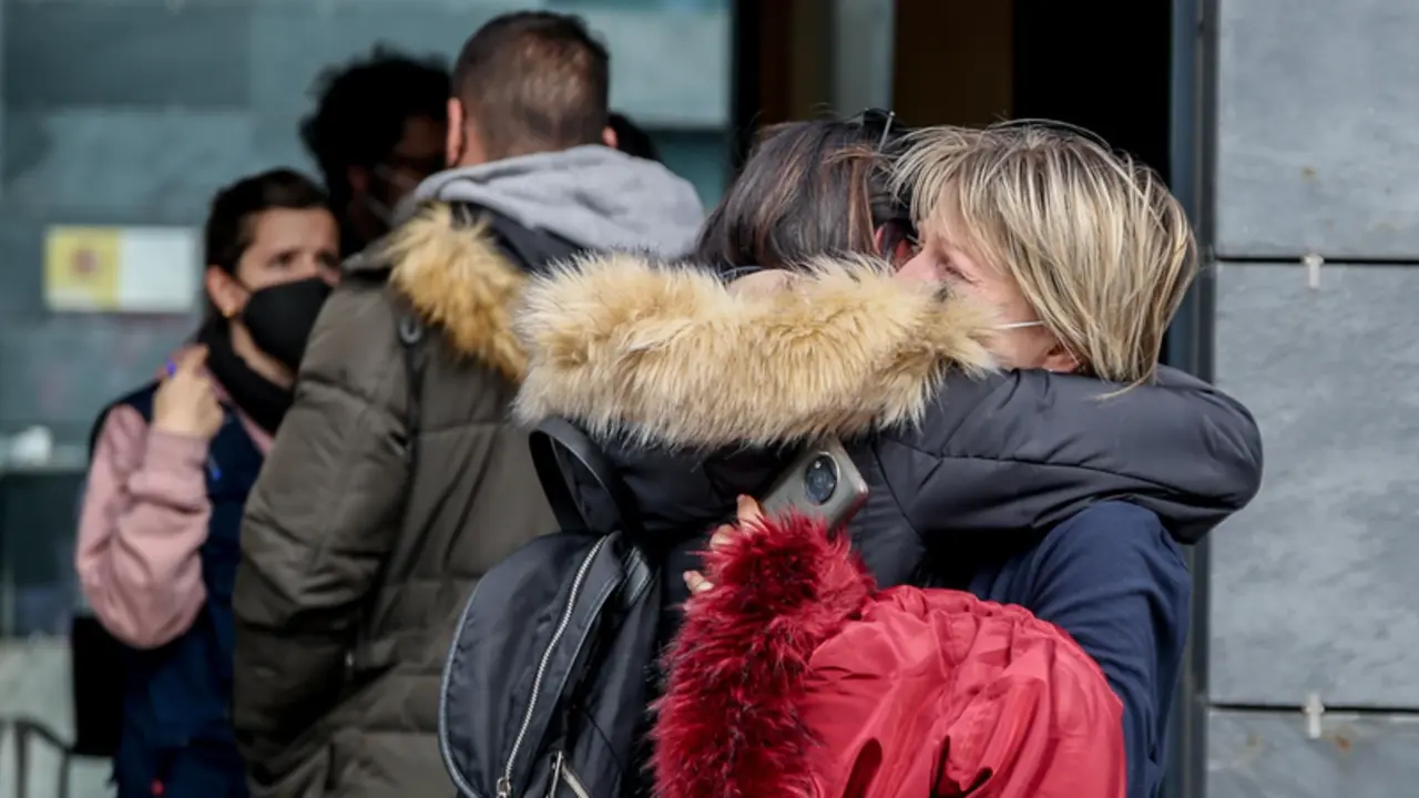 <p> Dos mujeres ucranianas se abrazan a su llegada al Centro de Recepci&oacute;n, Atenci&oacute;n y Derivaci&oacute;n de acogida de desplazados de Ucrania - Ricardo Rubio - Europa Press </p>