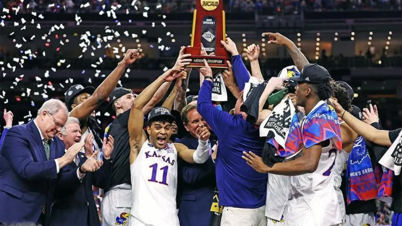 <p> Kansas levanta el t&iacute;tulo de la NCAA tras ganar a North Carolina </p>