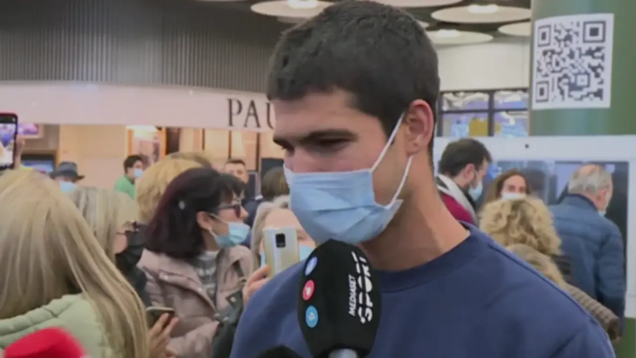 <p> Carlos Alcaraz en el Aeropuerto de Madrid </p>