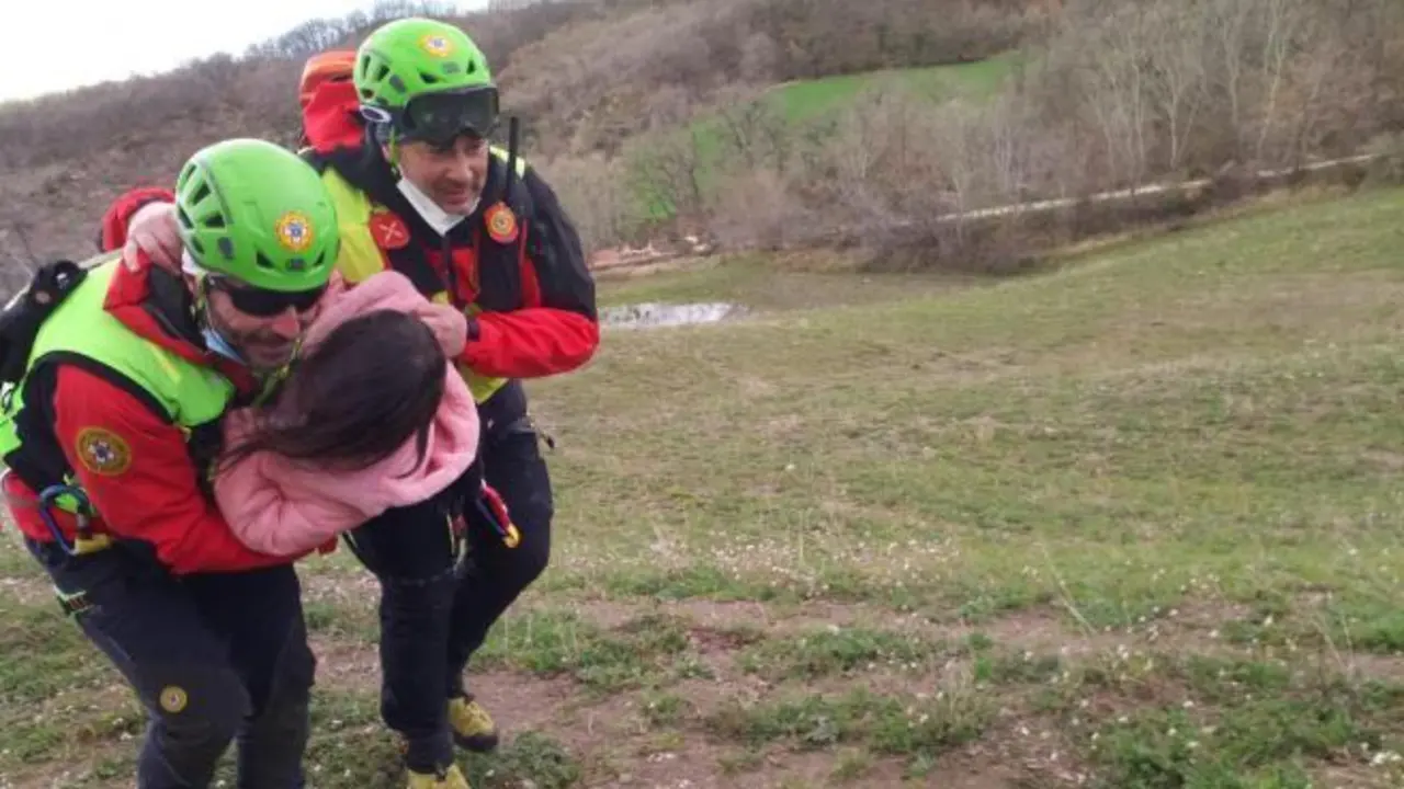 <p> Rescate en Italia de la ni&ntilde;a de 5 a&ntilde;os desaparecida. TWITTER @cnsas_official </p>