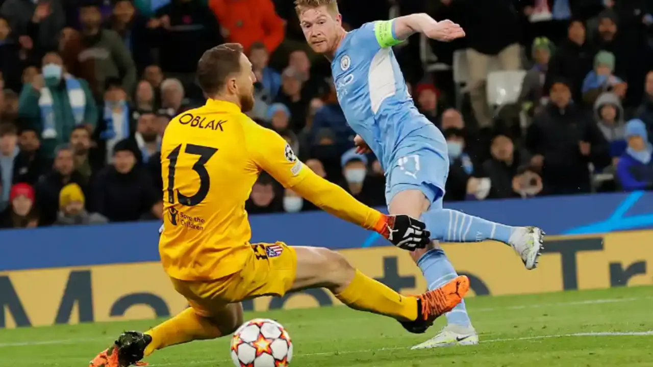 <p> Kevin de Bruyne ganando el mano a mano contra Oblak para marcar el definitivo 1-0 </p>