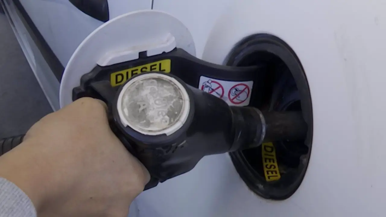 <p> Persona repostando en una gasolinera - EUROPA PRESS </p>