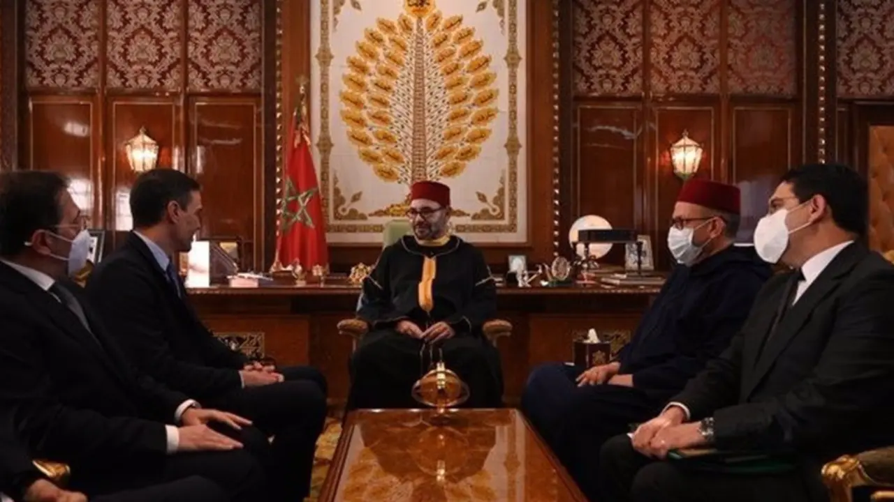 <p> El presidente del Gobierno, Pedro S&aacute;nchez, en Rabat donde se re&uacute;ne con S.M. Mohamed VI. - MONCLOA </p>