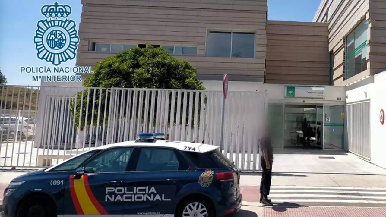 <p> Veh&iacute;culo de la Polic&iacute;a Nacional en la Comisar&iacute;a de Jerez. Fuente: Europa Press </p>