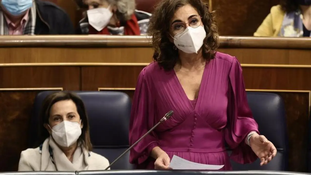 <p> La ministra de Hacienda, Mar&iacute;a Jes&uacute;s Montero,en el Pleno del Congreso junto a la ministra de Defensa, Margarita Robles - Eduardo Parra. Fuente: Europa Press </p>