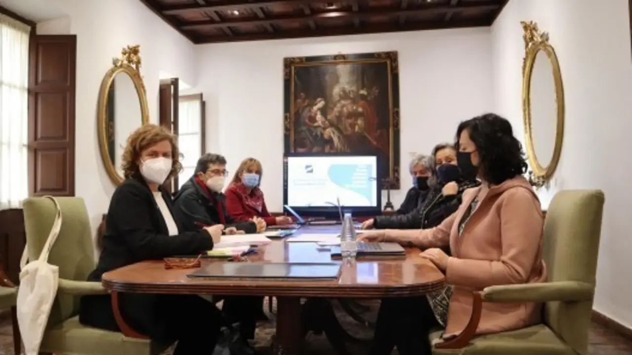 <p> La reuni&oacute;n del jurado del XXV Premio Leonor de Guzm&aacute;n. Fuente: Diputaci&oacute;n de C&oacute;rdoba </p>