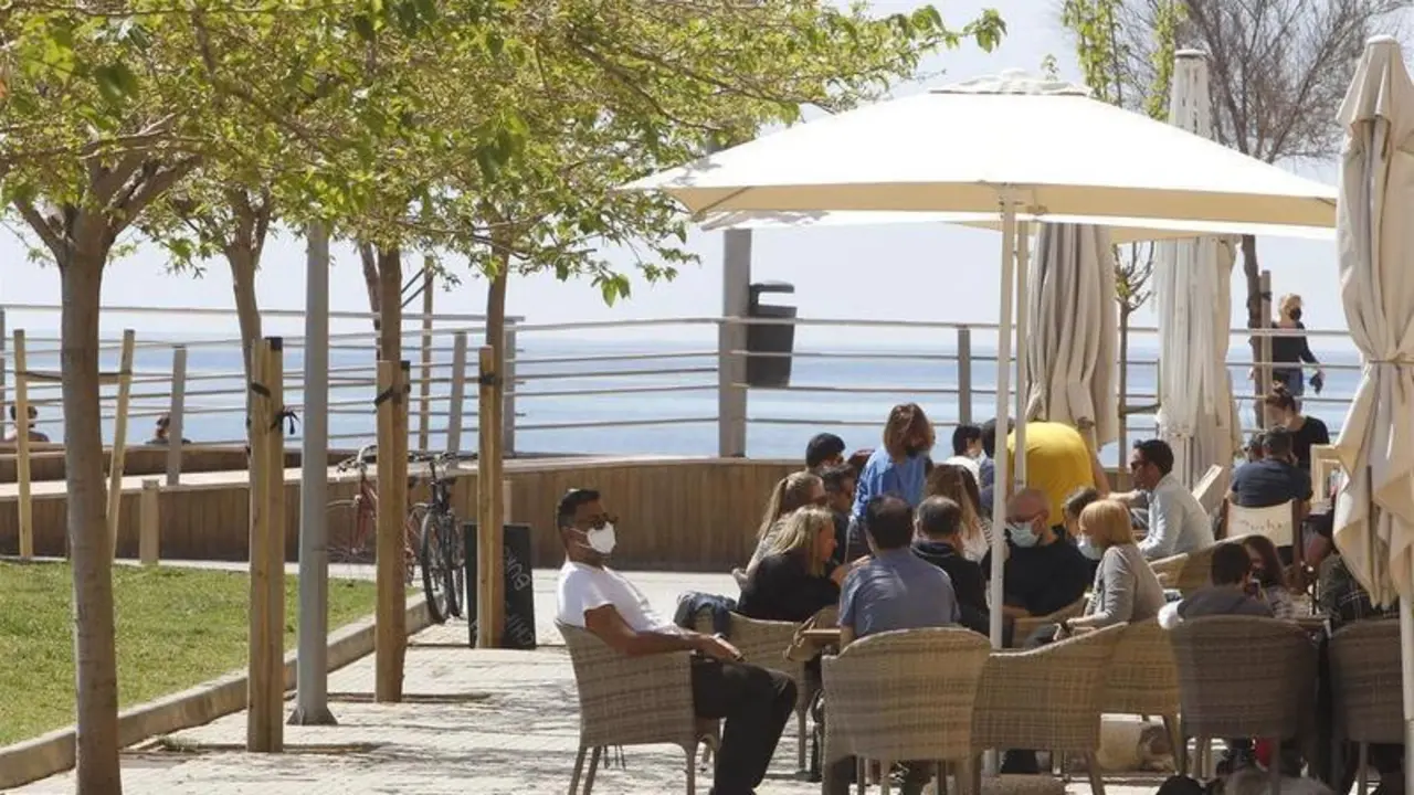 <p> - Varias personas en la terraza de un bar, a 11 de abril de 2021, en Mallorca, Islas Baleares </p>