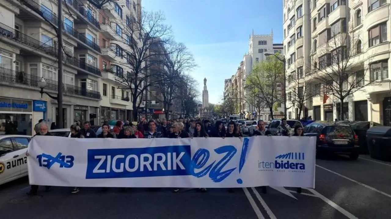 <p> Una manifestaci&oacute;n denuncia en Bilbao la sentencia contra el frente jur&iacute;dico de ETA </p>