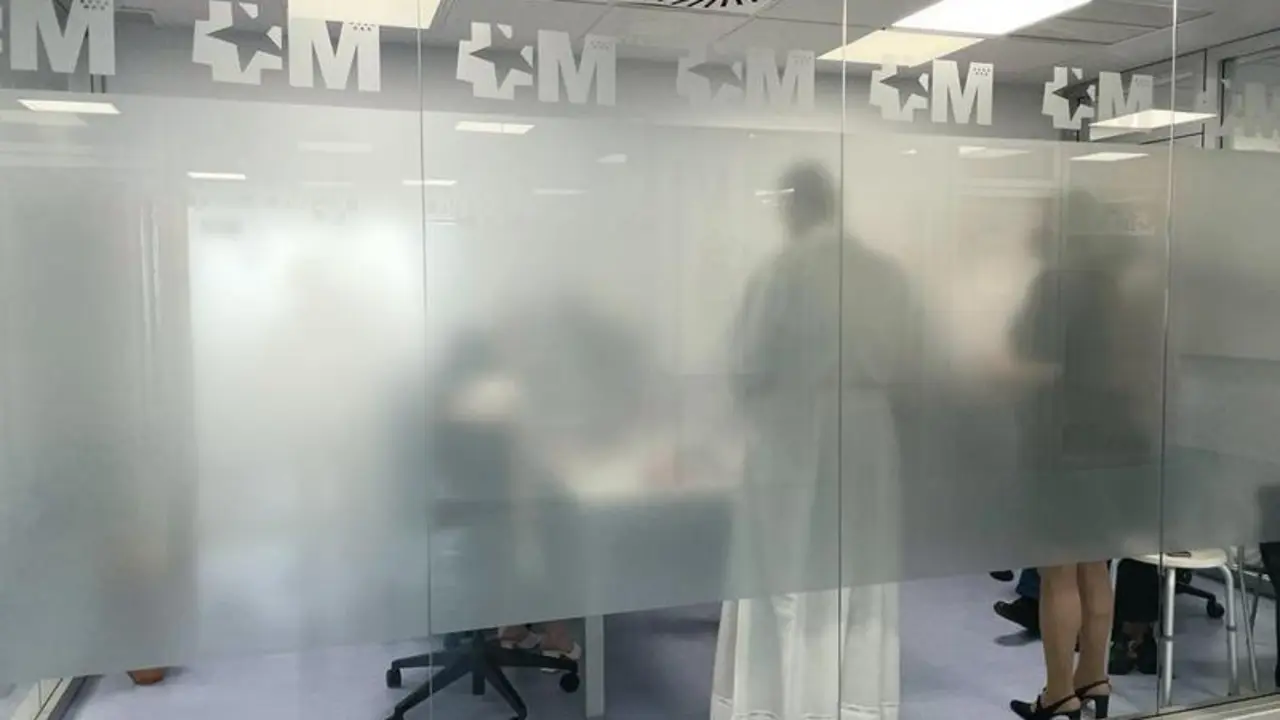 <p> La boda en la planta de Oncolog&iacute;a del Hospital Ram&oacute;n y Cajal de Madrid. Fuente Twitter @Vic_albarran </p>