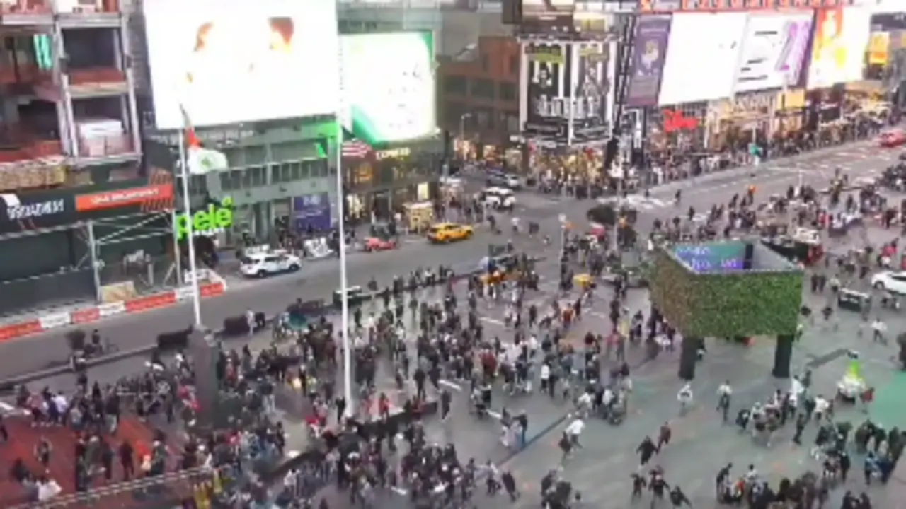 <p> Multitud de personas corriendo en Times Square </p>