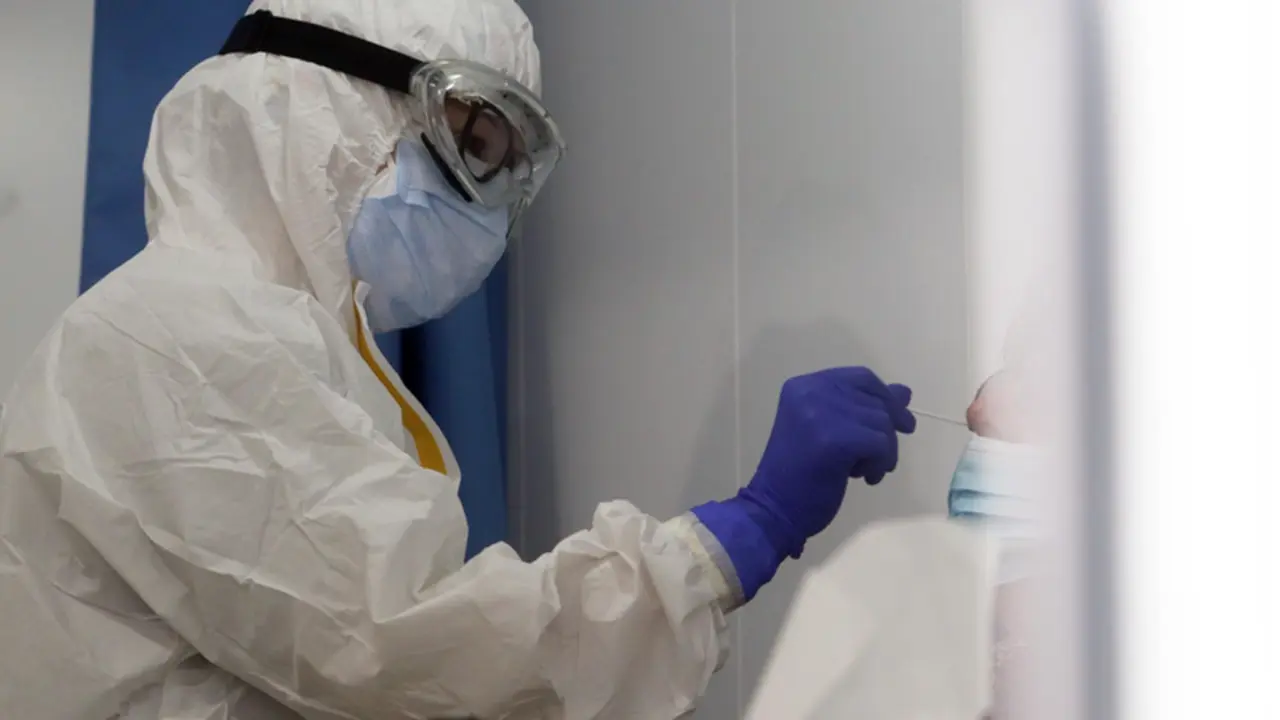 <p> Archivo - Sanitarios de la Junta de Andaluc&iacute;a, haciendo los test r&aacute;pidos de ant&iacute;genos PCR, en un cribado masivo. - &Aacute;lex Zea - Europa Press - Archivo </p>