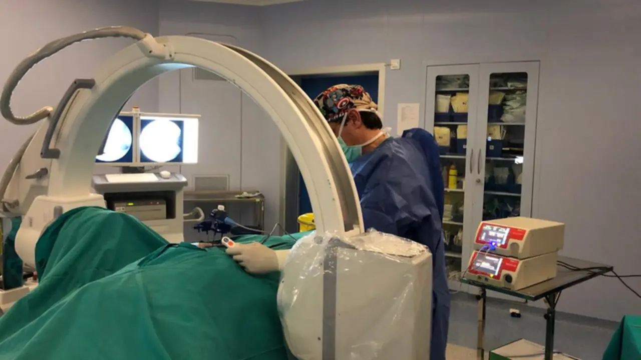 <p> Un momento de la intervenci&oacute;n de la met&aacute;stasis </p>