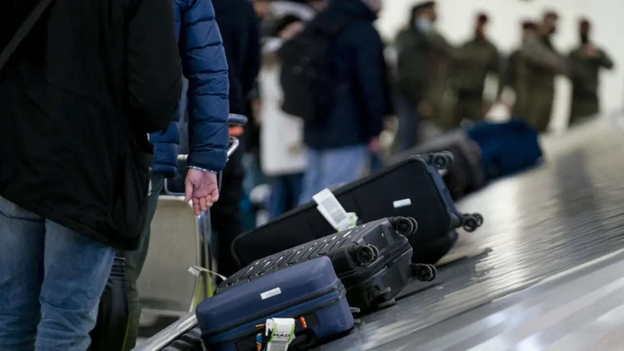 <p> Archivo - Maletas del vuelo de los espa&ntilde;oles repatriados a su llegada al Aeropuerto Adolfo Su&aacute;rez Madrid Barajas, en Madrid (Espa&ntilde;a). - A. P&eacute;rez Meca - Europa Press - Archivo </p>