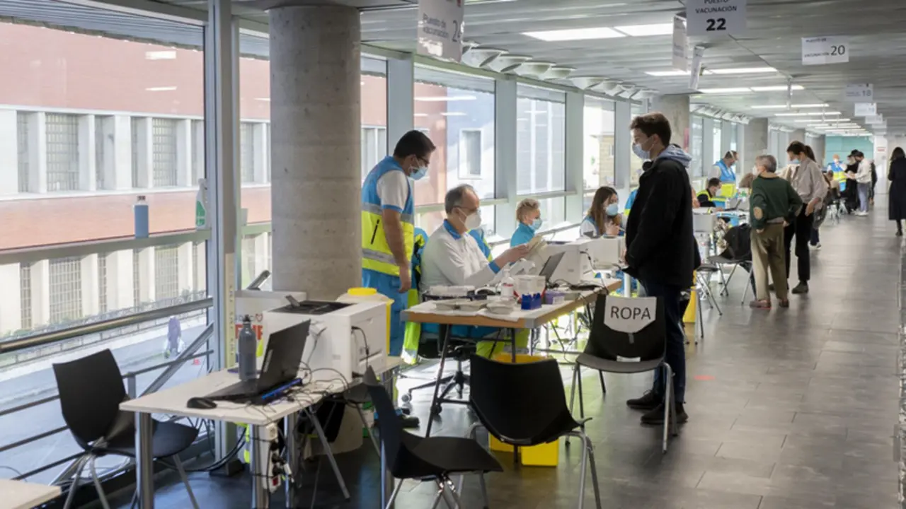 <p> Varias personas son vacunadas contra el Covid-19, en el WiZink Center, a 20 de enero de 2022, en Madrid, (Espa&ntilde;a). - Alberto Ortega - Europa Press </p>