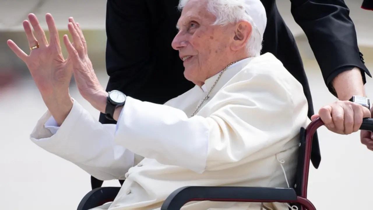 <p> Archivo - 22 June 2020, Bavaria, Freising: Pope Emeritus Benedict XVI gestures at the Munich Airport before his departure to Rome. Former Pope Benedict travelled to Germany last week to visit his 96 years old brother. Photo: Sven Hoppe/dpa - Sven Hoppe/dpa - Archivo </p>