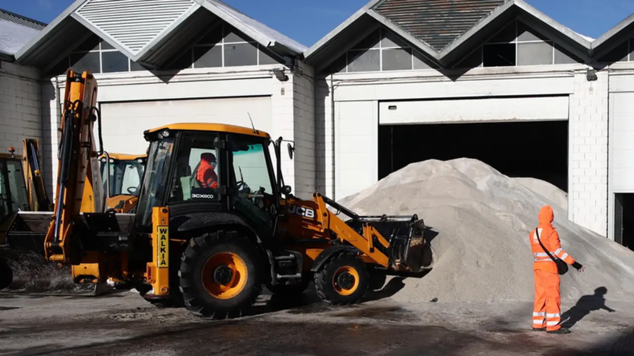 <p> Archivo - Una excavadora recoge sal en el Centro de Conservaci&oacute;n de Carreteras de la Zona Sur, en Alcorc&oacute;n (Madrid) - Eduardo Parra - Europa Press - Archivo </p>