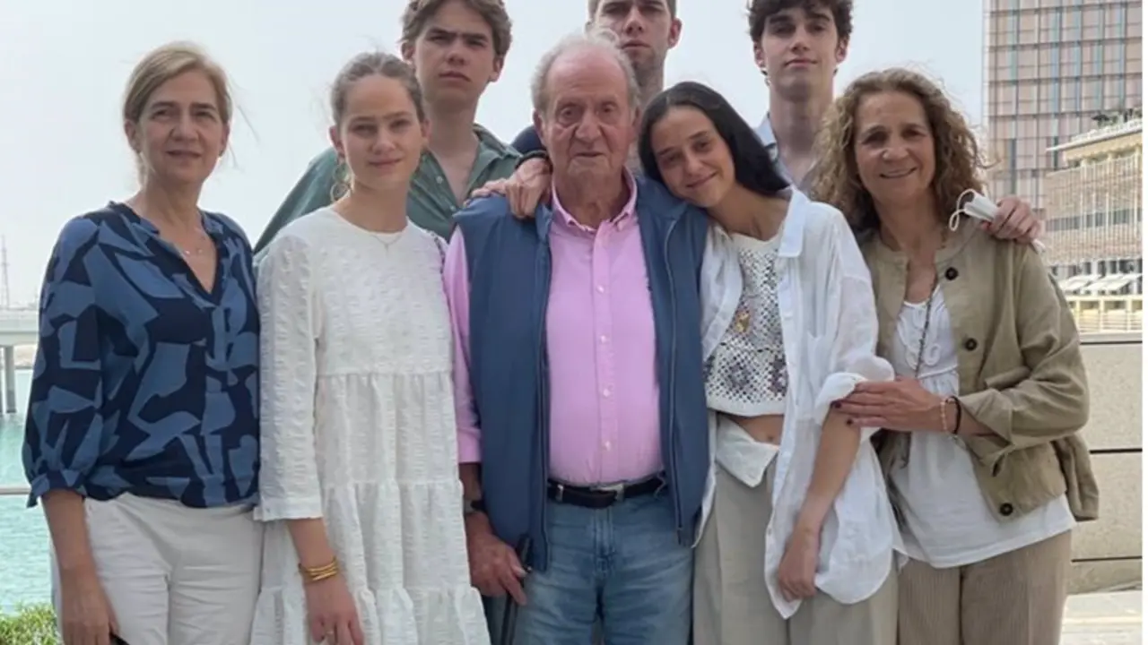 <p> El Rey em&eacute;rito acompa&ntilde;ado de su familia en Abu Dabi, a 15/04/2022. - EUROPA PRESS </p>