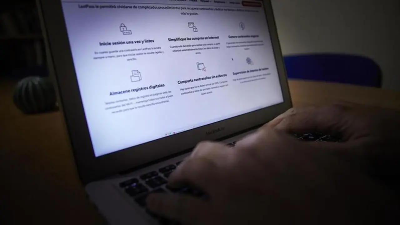 <p> Una persona navega en Internet con un ordenador, en Madrid </p>