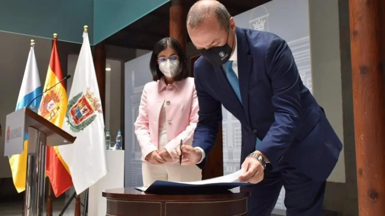 <p> El alcalde de Las Palmas de Gran Canaria, Augusto Hidalgo, junto a la ministra de Sanidad, Carolina Darias </p>