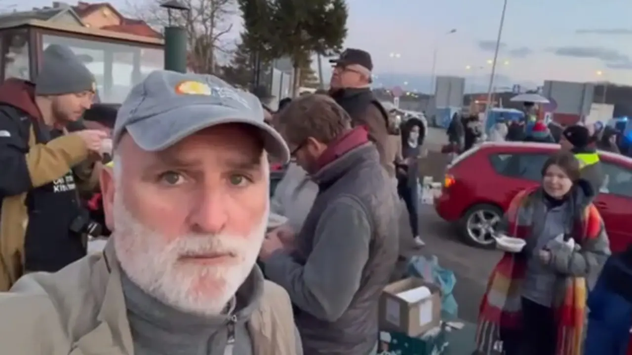 <p> El Chef Jos&eacute; Andr&eacute;s dando de comer a civiles ucranianos </p>